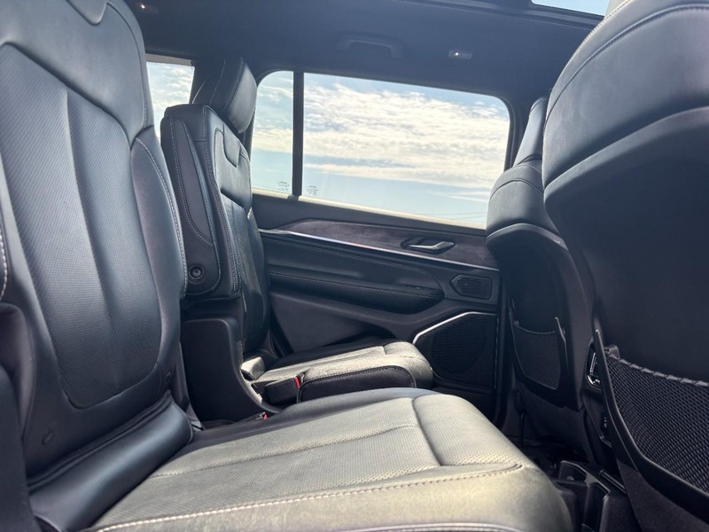 Jeep Grand Cherokee L Vehicle Image 11