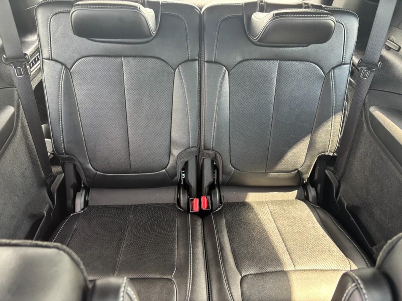 Jeep Grand Cherokee L Vehicle Image 12