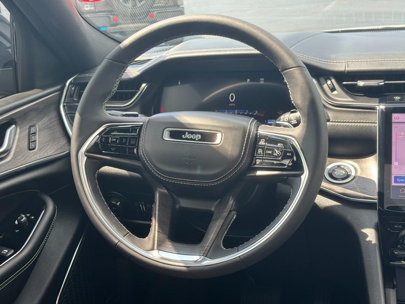 Jeep Grand Cherokee L Vehicle Image 14