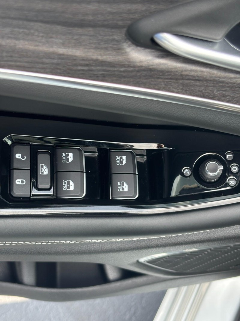 Jeep Grand Cherokee L Vehicle Image 25