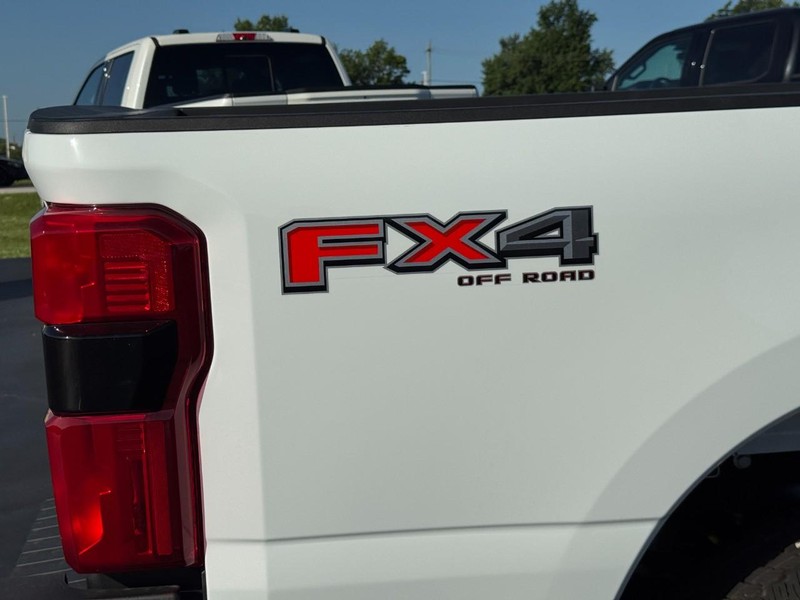 Ford Super Duty F-350 SRW Vehicle Image 04