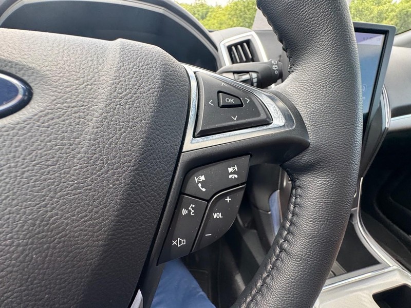 Ford Edge Vehicle Image 16