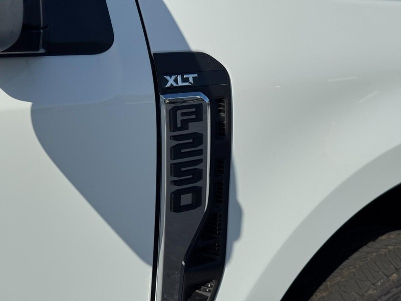 Ford Super Duty F-250 SRW Vehicle Image 12