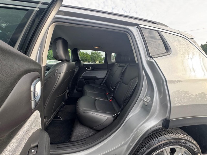Jeep Compass Vehicle Image 13