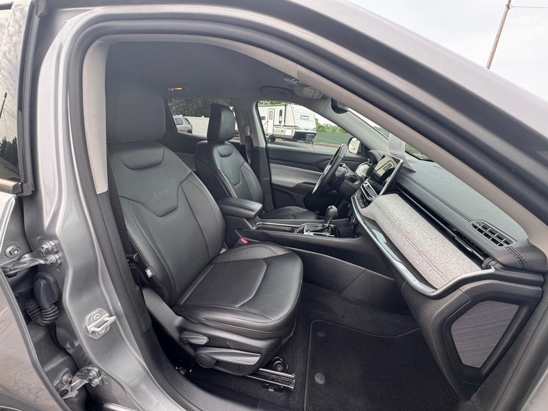 Jeep Compass Vehicle Image 14