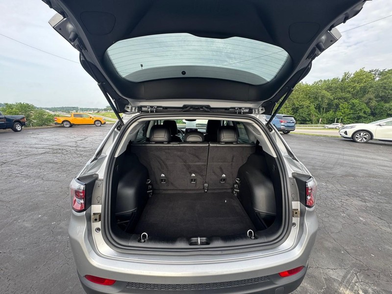 Jeep Compass Vehicle Image 15