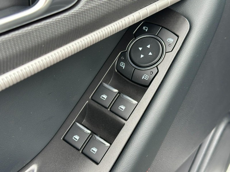 Ford Explorer Vehicle Image 12