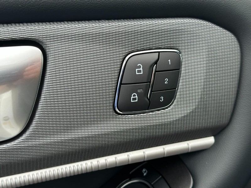 Ford Explorer Vehicle Image 13