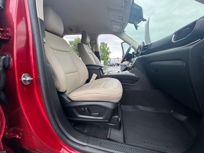 Ford Explorer Vehicle Image 12