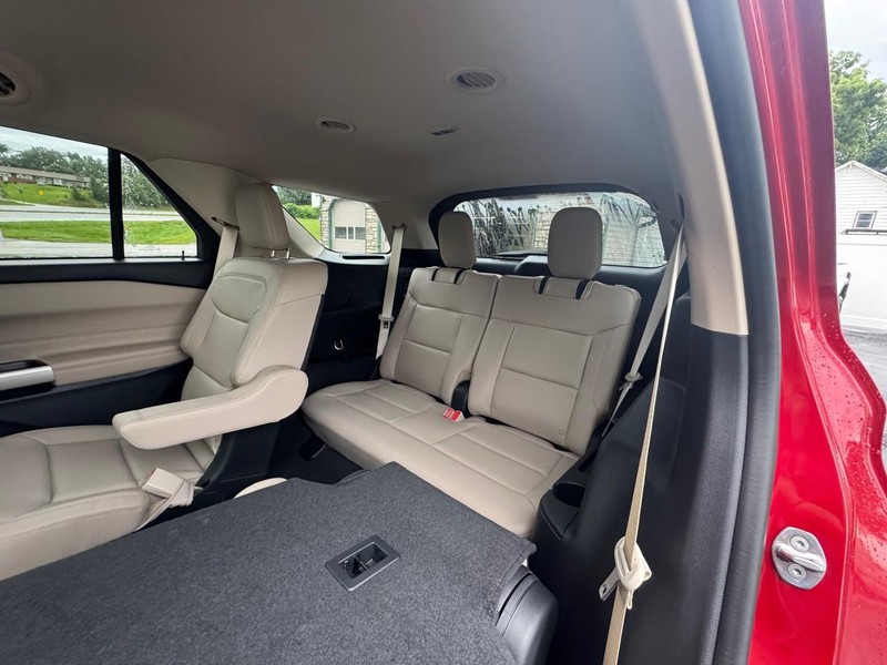 Ford Explorer Vehicle Image 14