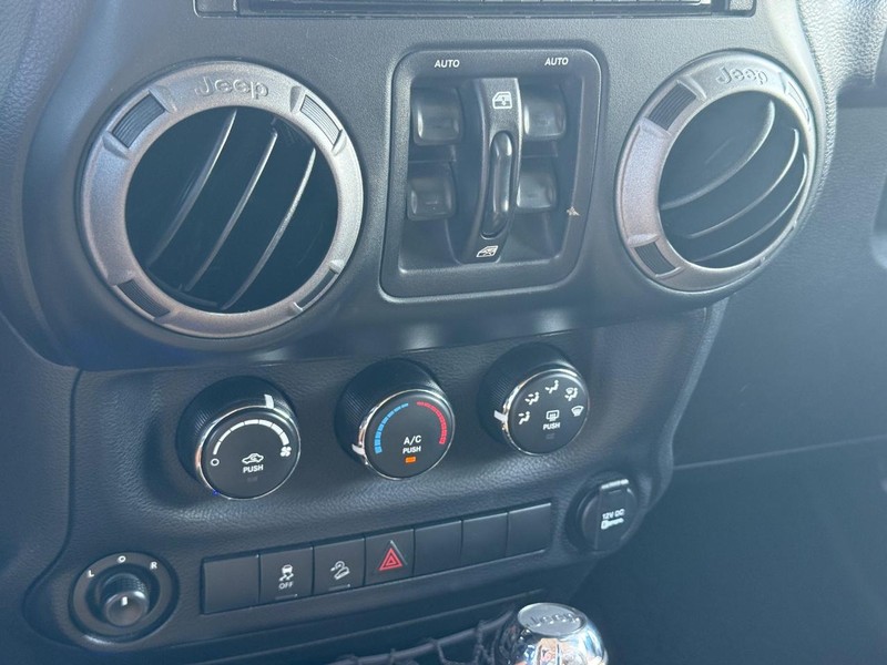 Jeep Wrangler Unlimited Vehicle Image 19