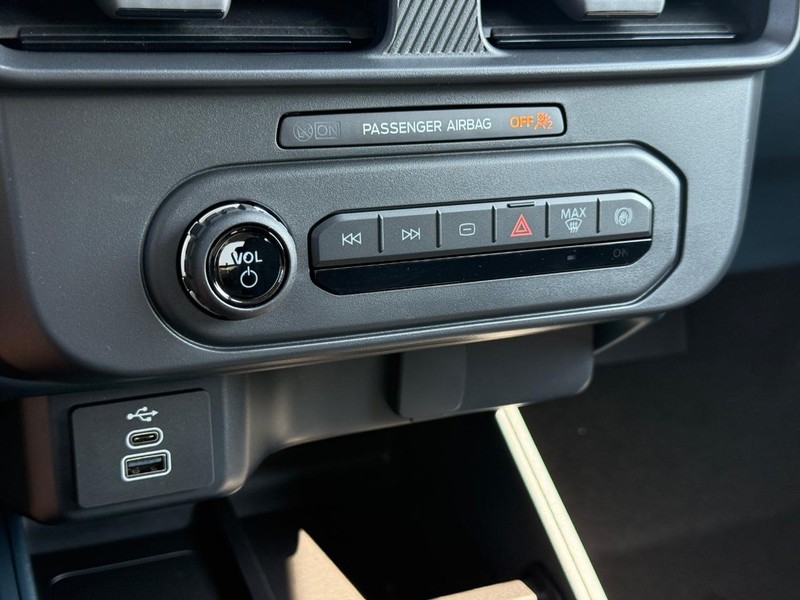 Ford Maverick Vehicle Image 12