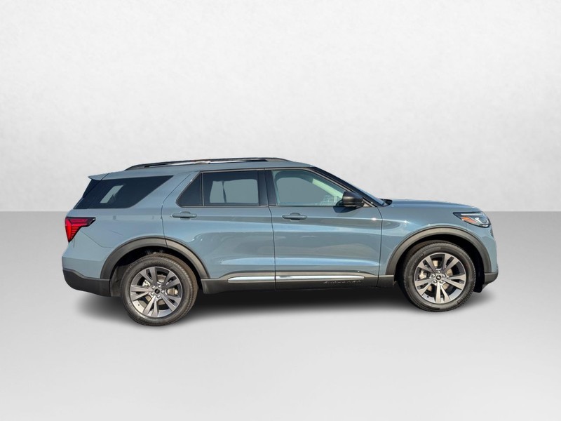 Ford Explorer Vehicle Image 02