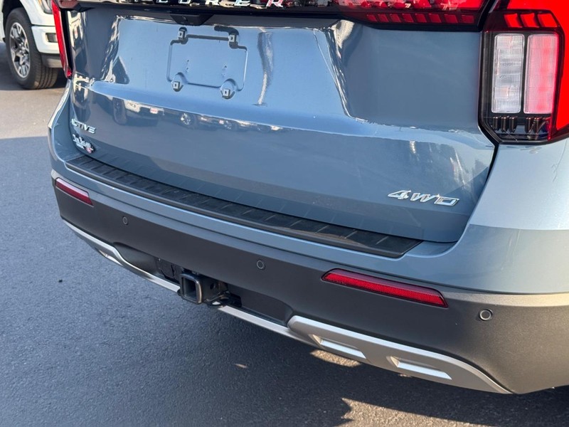 Ford Explorer Vehicle Image 04