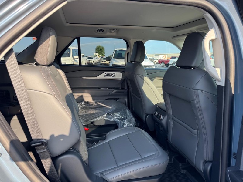 Ford Explorer Vehicle Image 06