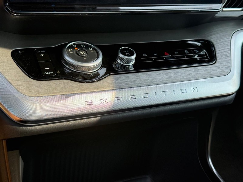 Ford Expedition Vehicle Image 17