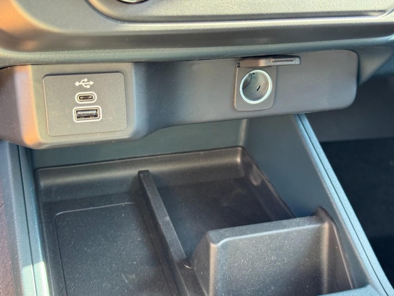 Ford Maverick Vehicle Image 13