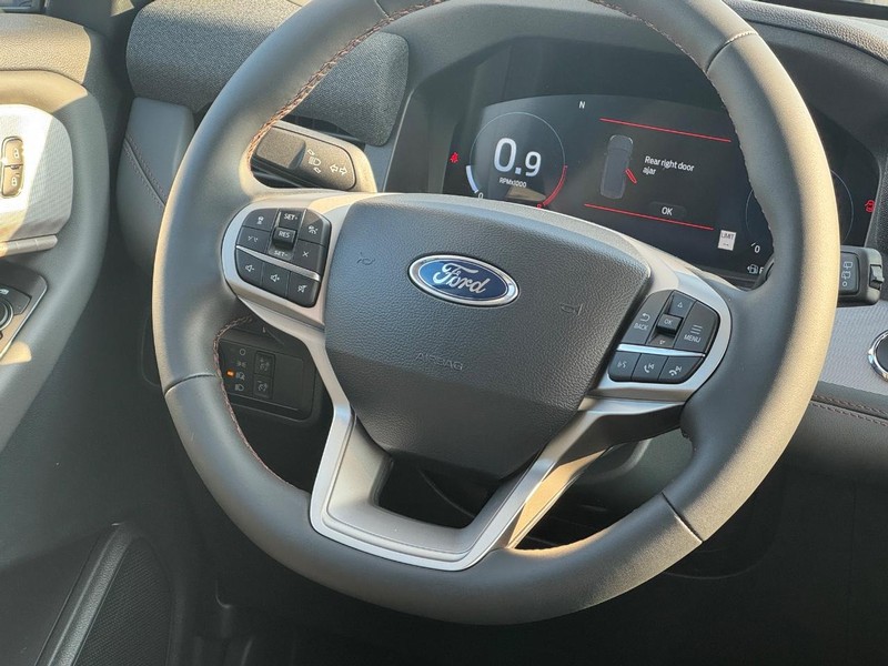 Ford Explorer Vehicle Image 08