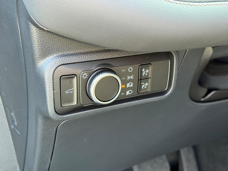 Ford Explorer Vehicle Image 11