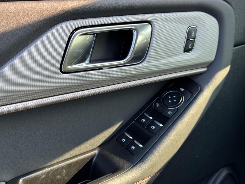 Ford Explorer Vehicle Image 13
