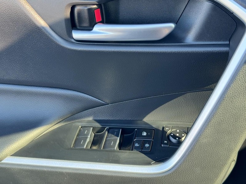 Toyota RAV4 Vehicle Image 24