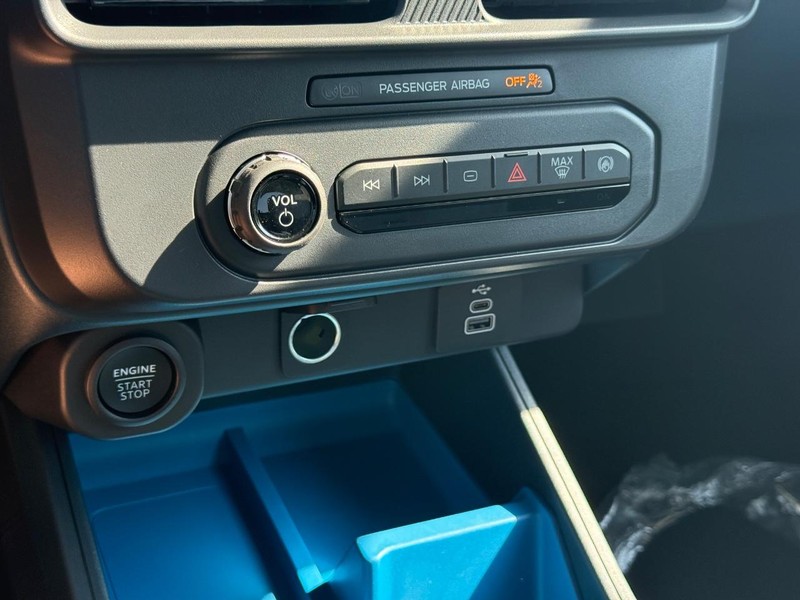 Ford Maverick Vehicle Image 12