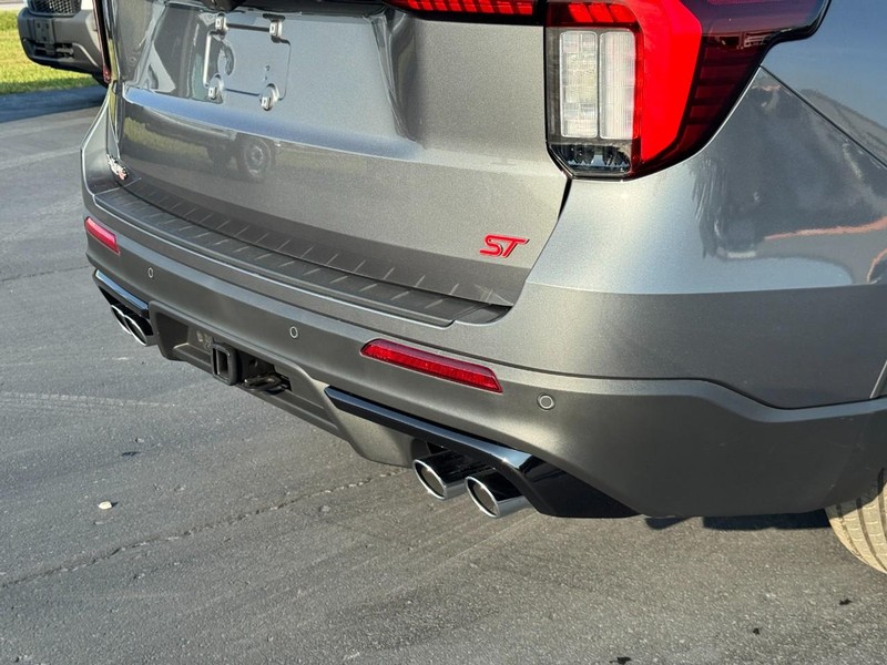 Ford Explorer Vehicle Image 04