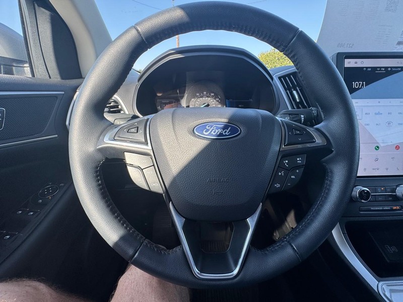 Ford Edge Vehicle Image 16