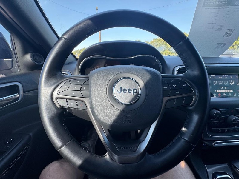 Jeep Grand Cherokee Vehicle Image 16