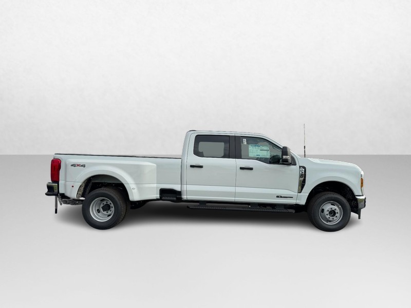 Ford Super Duty F-350 DRW Vehicle Image 02