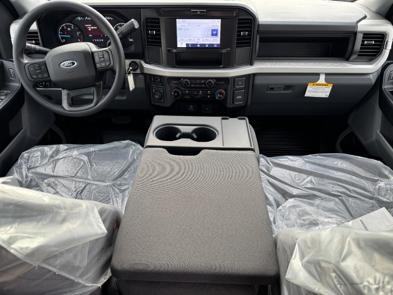 Ford Super Duty F-350 DRW Vehicle Image 07