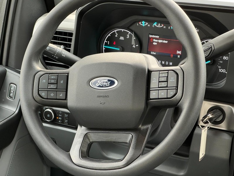 Ford Super Duty F-350 DRW Vehicle Image 08