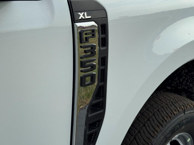 Ford Super Duty F-350 DRW Vehicle Image 12