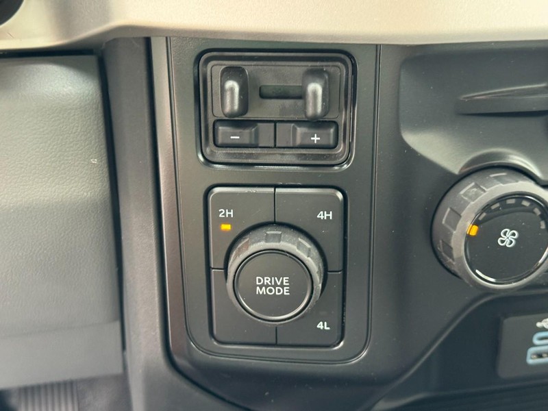 Ford Super Duty F-350 DRW Vehicle Image 17