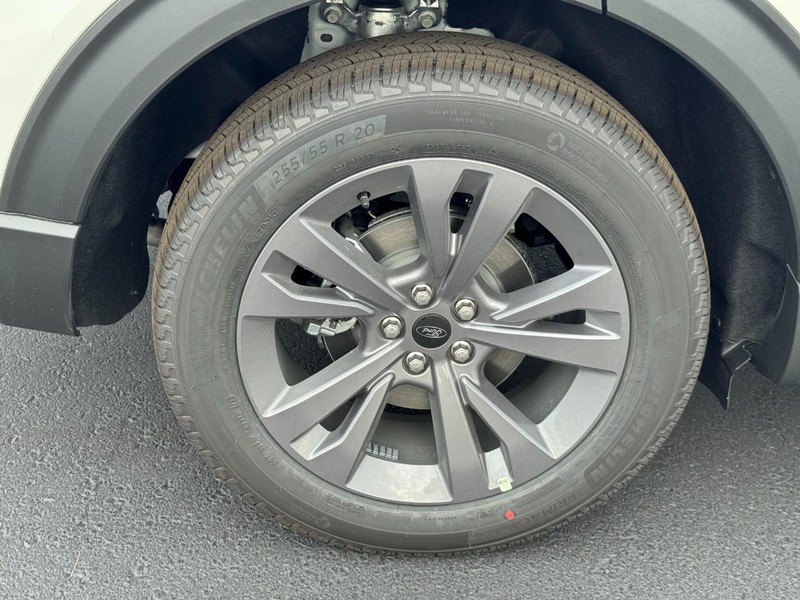 Ford Explorer Vehicle Image 05