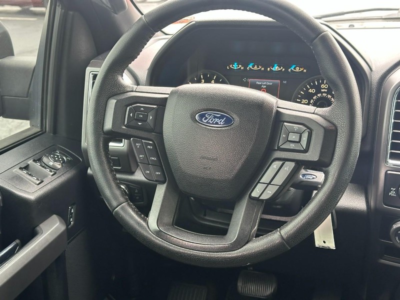 Ford F-150 Vehicle Full-screen Gallery Image 12