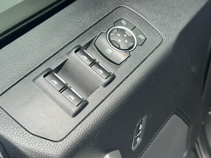 Ford F-150 Vehicle Full-screen Gallery Image 16