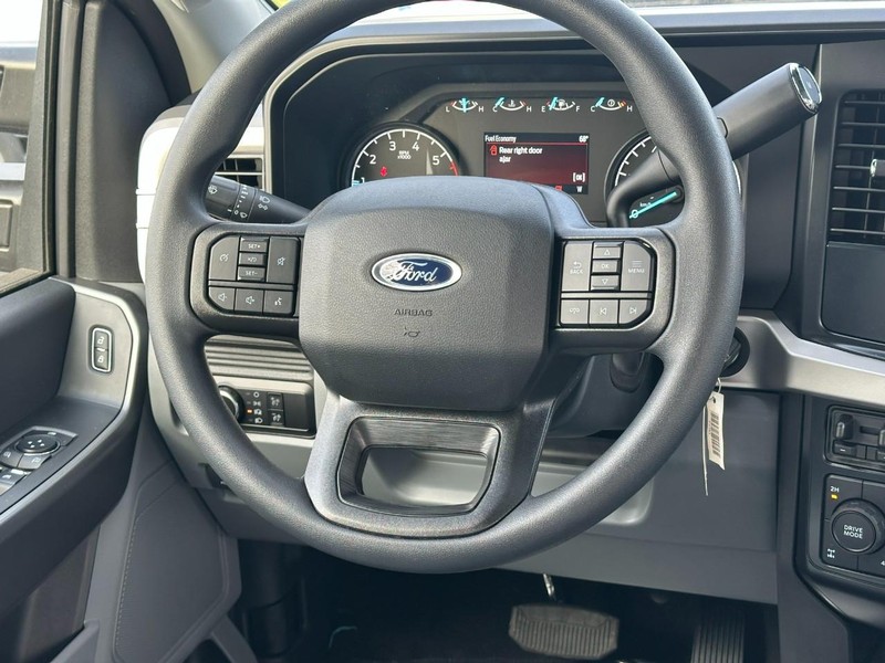 Ford Super Duty F-350 SRW Vehicle Image 06