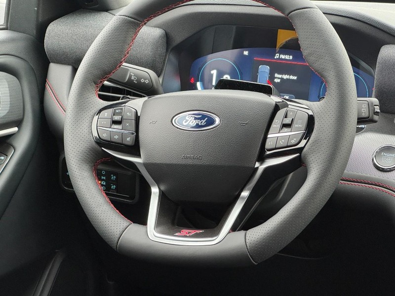 Ford Explorer Vehicle Image 08