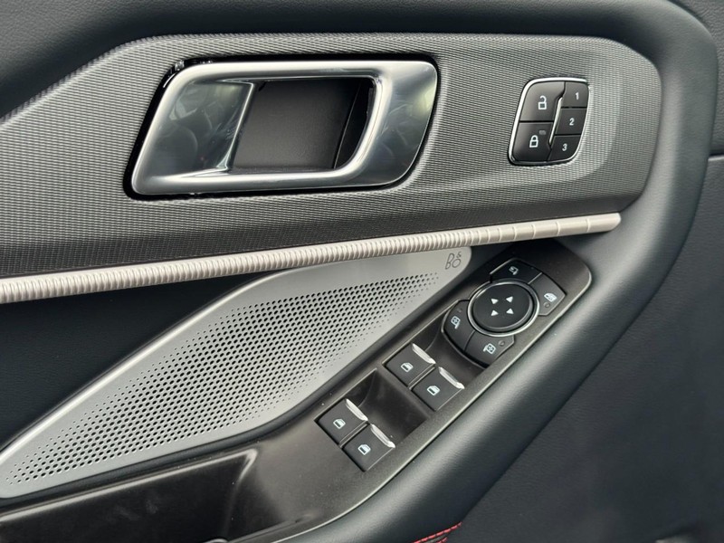 Ford Explorer Vehicle Image 12