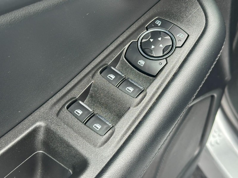 Ford Edge Vehicle Image 16