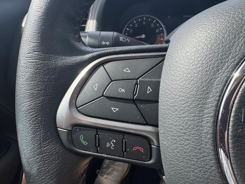 Jeep Renegade Vehicle Image 11