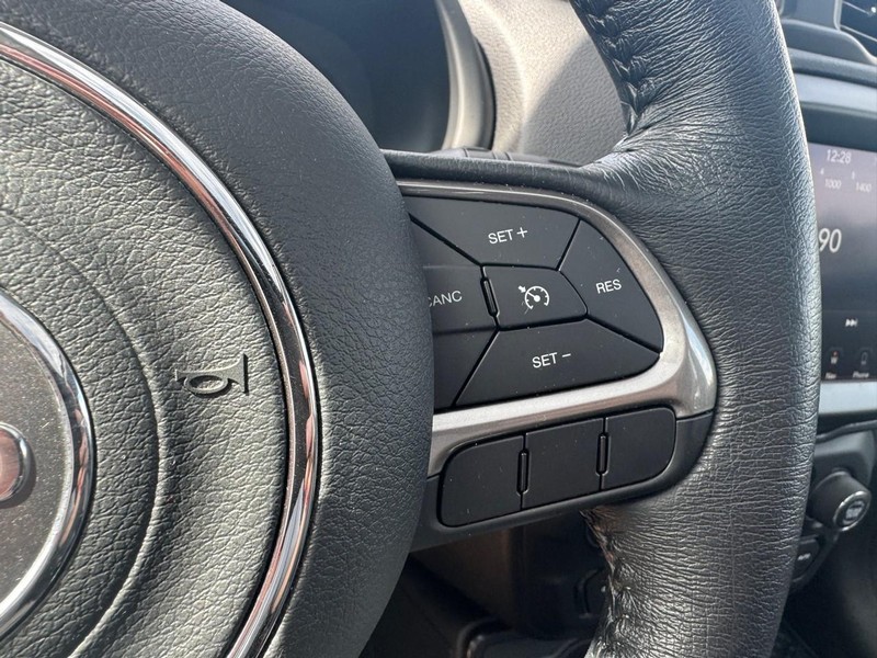 Jeep Renegade Vehicle Image 12