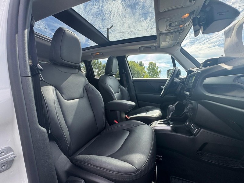 Jeep Renegade Vehicle Image 16