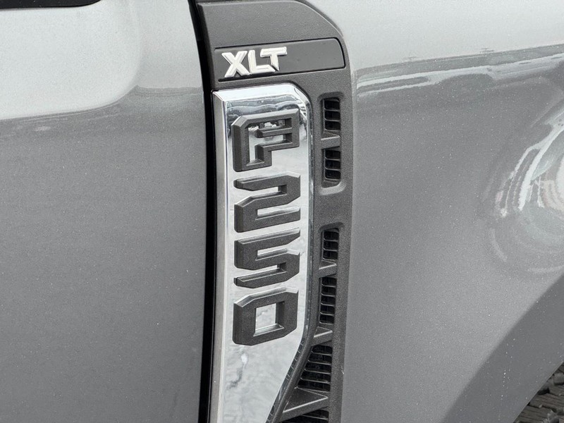 Ford Super Duty F-250 SRW Vehicle Image 11