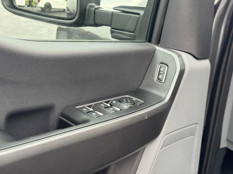 Ford Super Duty F-250 SRW Vehicle Image 12