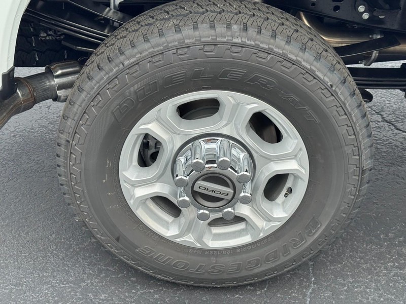 Ford Super Duty F-350 SRW Vehicle Image 05