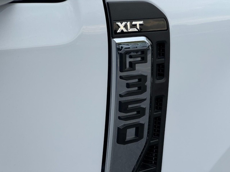 Ford Super Duty F-350 SRW Vehicle Image 11
