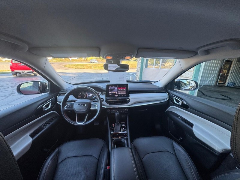 Jeep Compass Vehicle Image 12