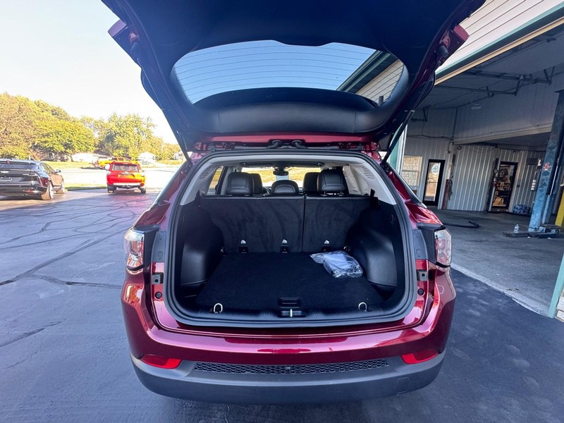 Jeep Compass Vehicle Image 16